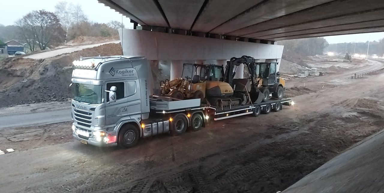 Aanvoer materiaal voor machinaal bestrating talud Vechtdalverbinding