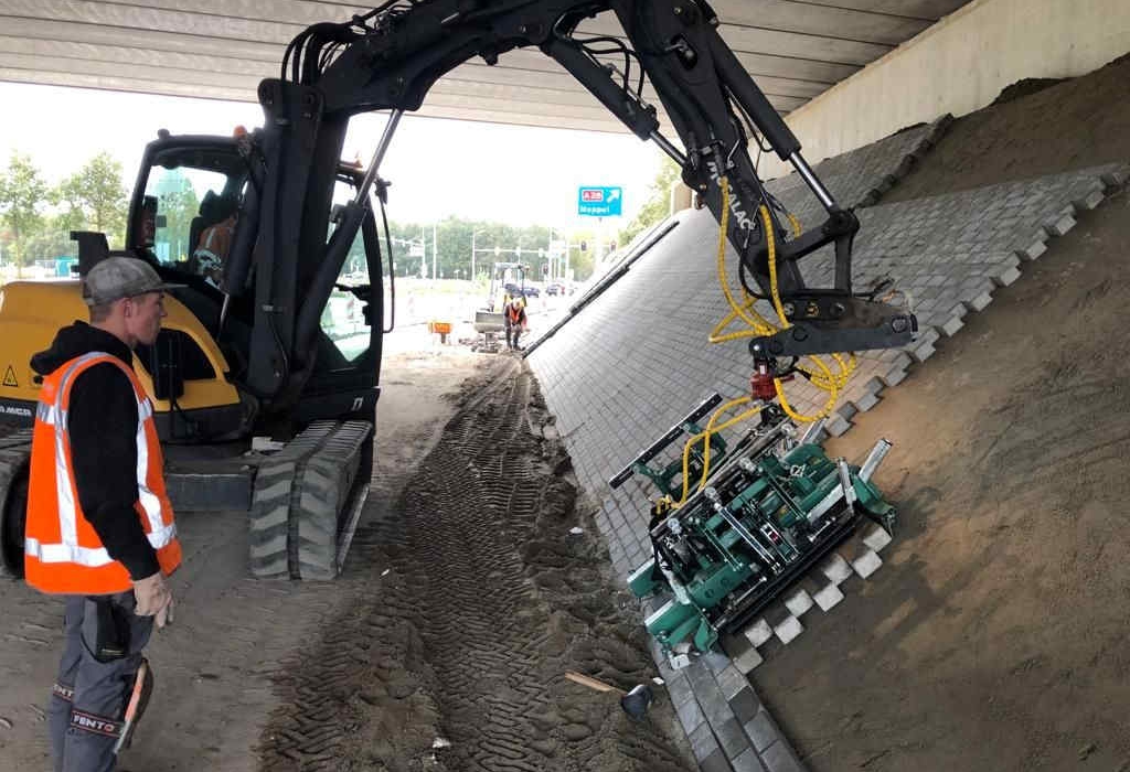 Machinaal bestraten bij aanleg taludbestrating