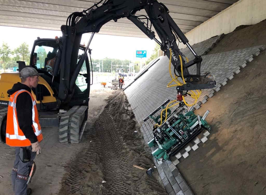 Machinaal bestraten bij aanleg taludbestrating