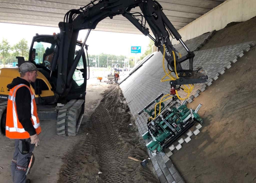 Machinaal bestraten bij aanleg taludbestrating