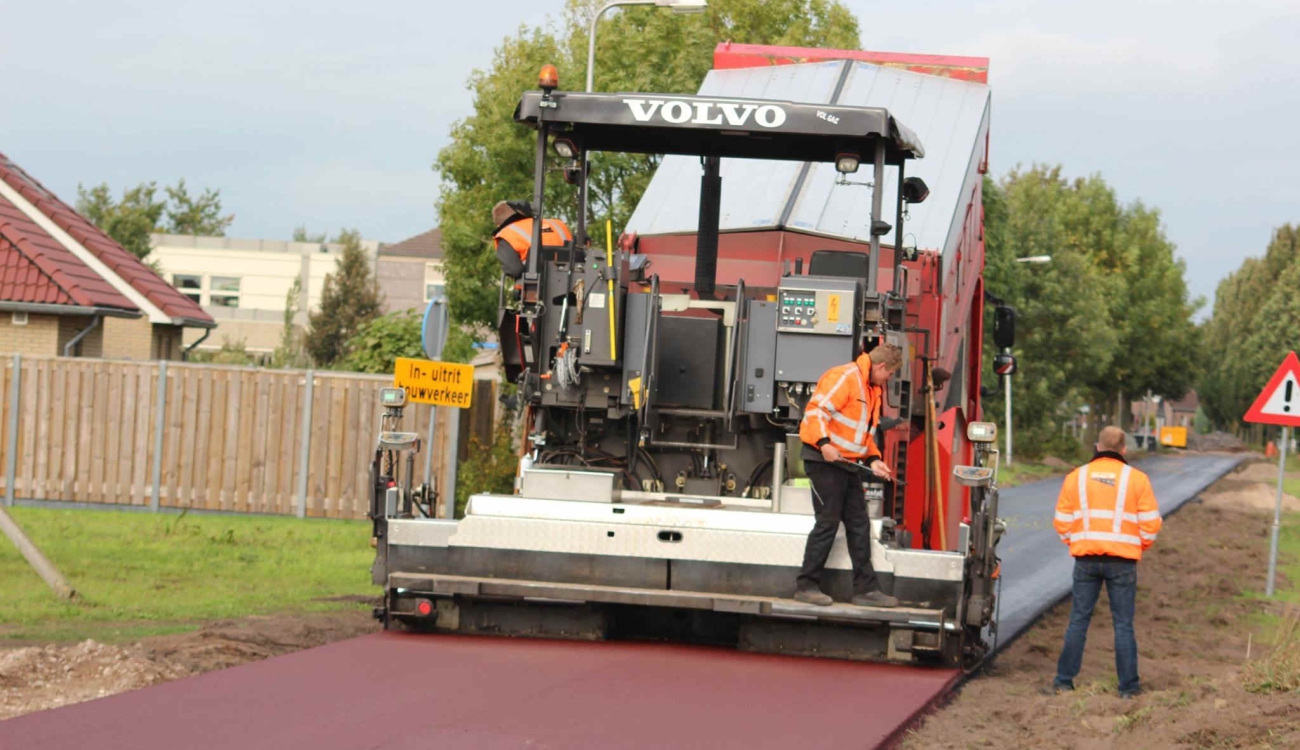 Aanbrengen definitieve asfaltlaag van Andelweg Staphorst