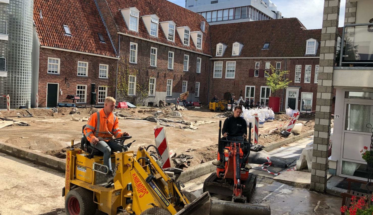 Aanbrengen split historisch binnenplein Rode Weeshuisstraat Groningen