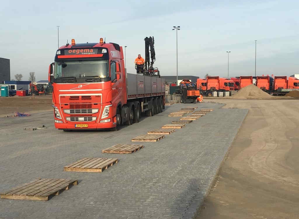 Aanvoer t-profiel stenen aanleg parkeerterrein Scania Wijchen