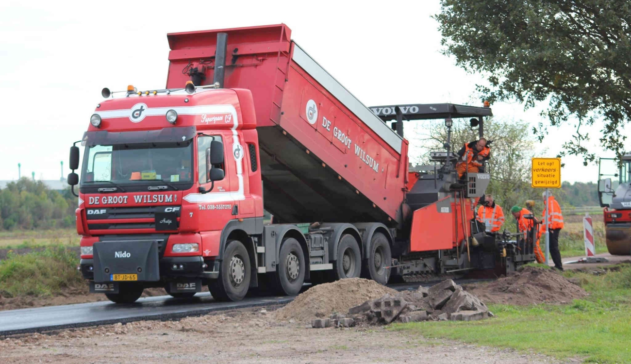 Aanvoeren en aanbrengen asfaltlaag reconstructie van Andelweg Staphorst