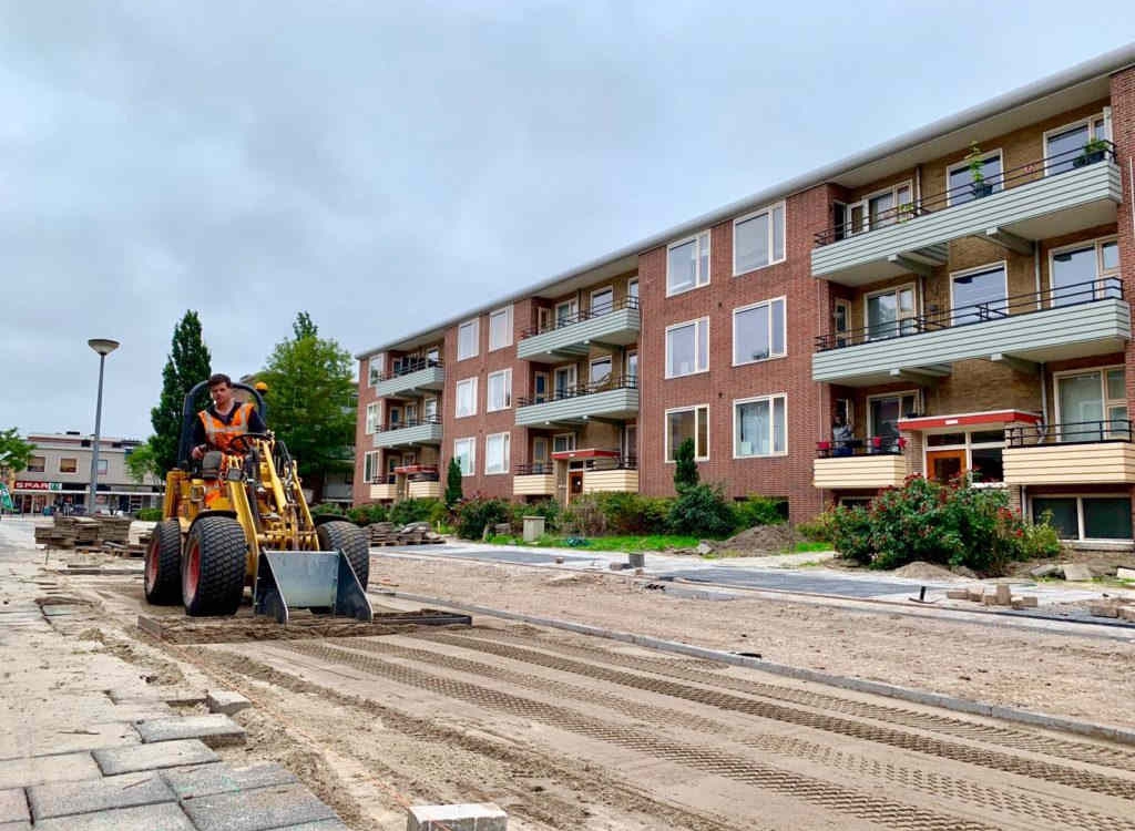 Afvlakken van zandbed tbv bestrating Kostverloren Groningen