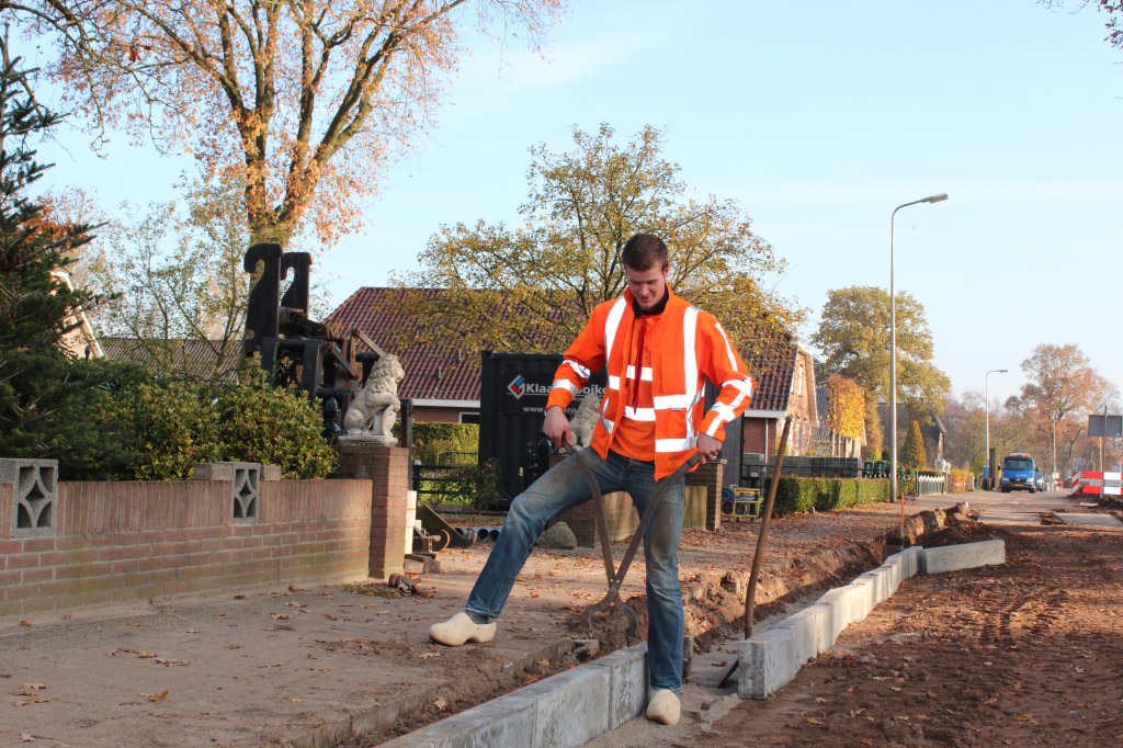 Banden zetten gemeenteweg Staphorst bestrating