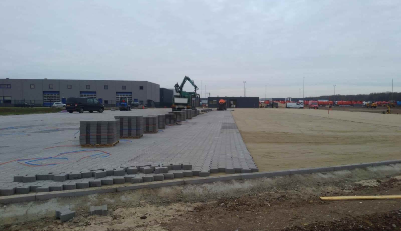 Bestrating nieuw parkeerterrein Scania in Wijchen