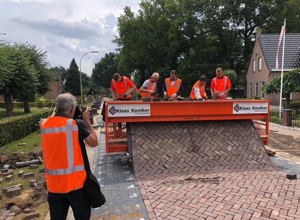 Gebruik Roadprinter aanleg bestrating Holtstraat Gemeente Emmen