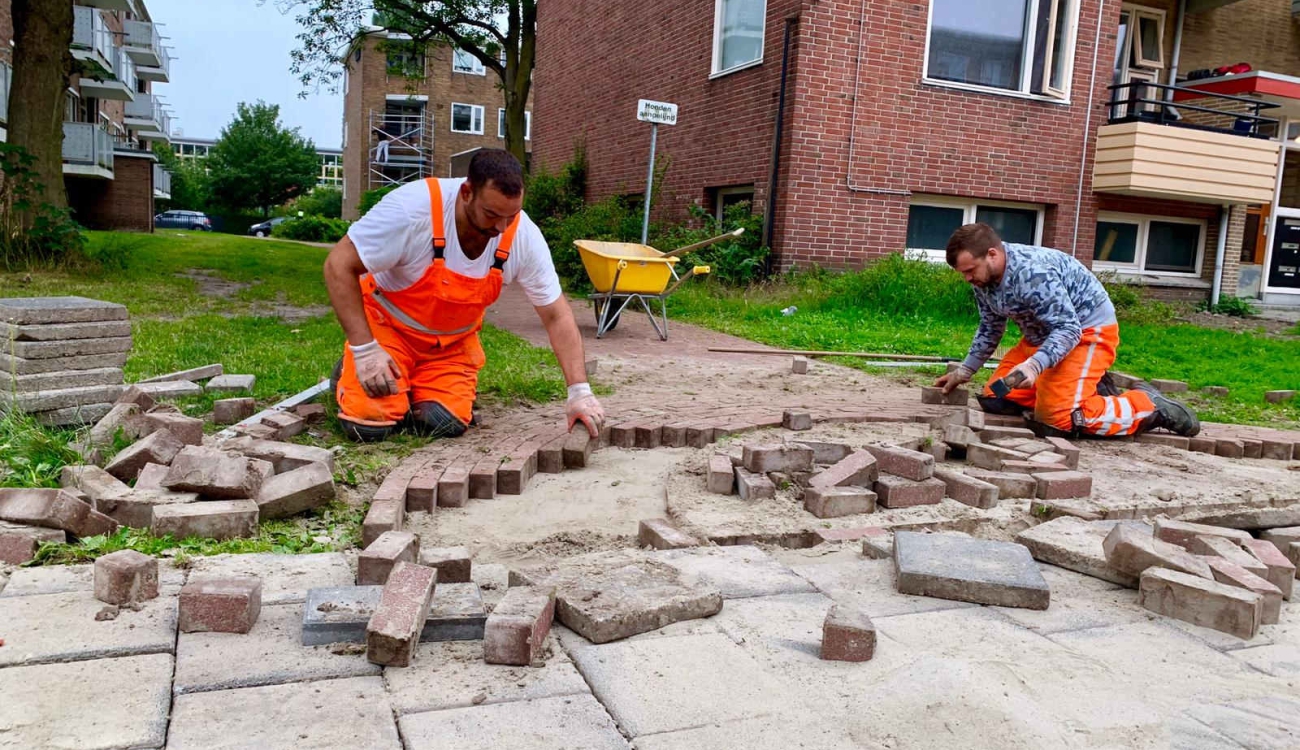 Handmatig bestraten trottoir Kostverloren Groningen