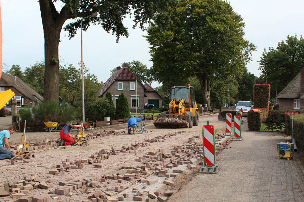 Handmatig straten Diek Gemeenteweg Rijksweg Staphorst