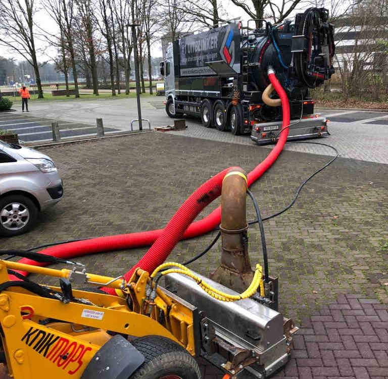 Hulpmiddelen voor flexibele reiniging in hoekjes waterpasserende bestrating