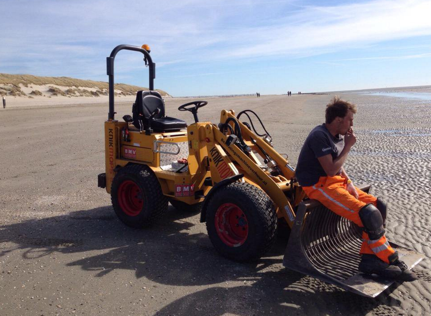 Knikmops op strand tijdens reconstructie Verbindingsweg Ameland