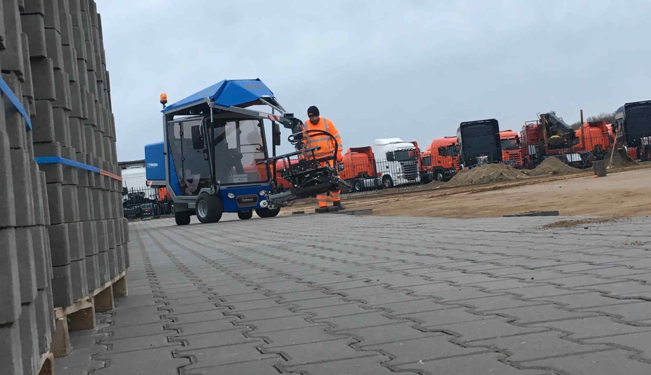 Machinaal straten aanleg parkeerterrein Scania Wijchen