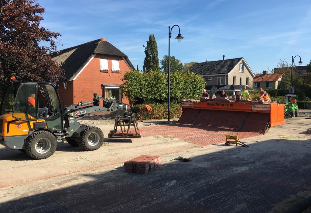 Machinaal straten bij herbestraten en herinrichten Ebbinge Wubbenlaan Staphorst