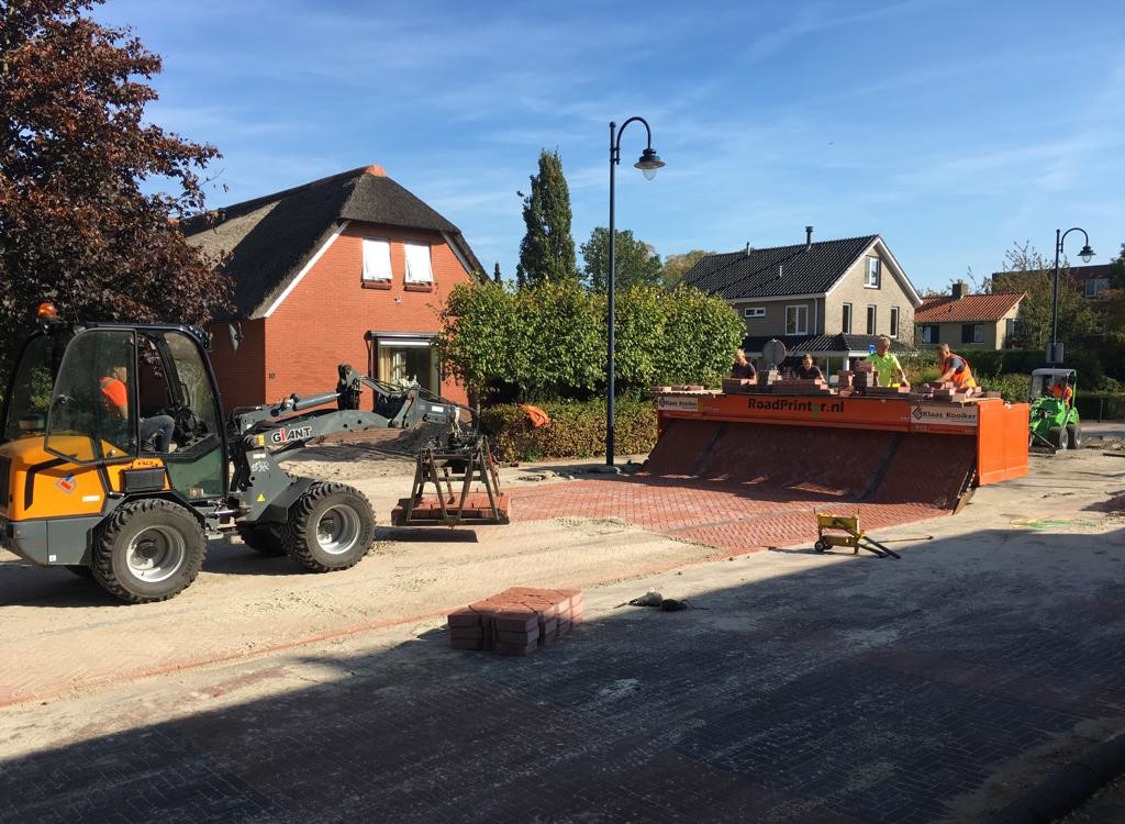 Machinaal straten bij herbestraten en herinrichten Ebbinge Wubbenlaan Staphorst