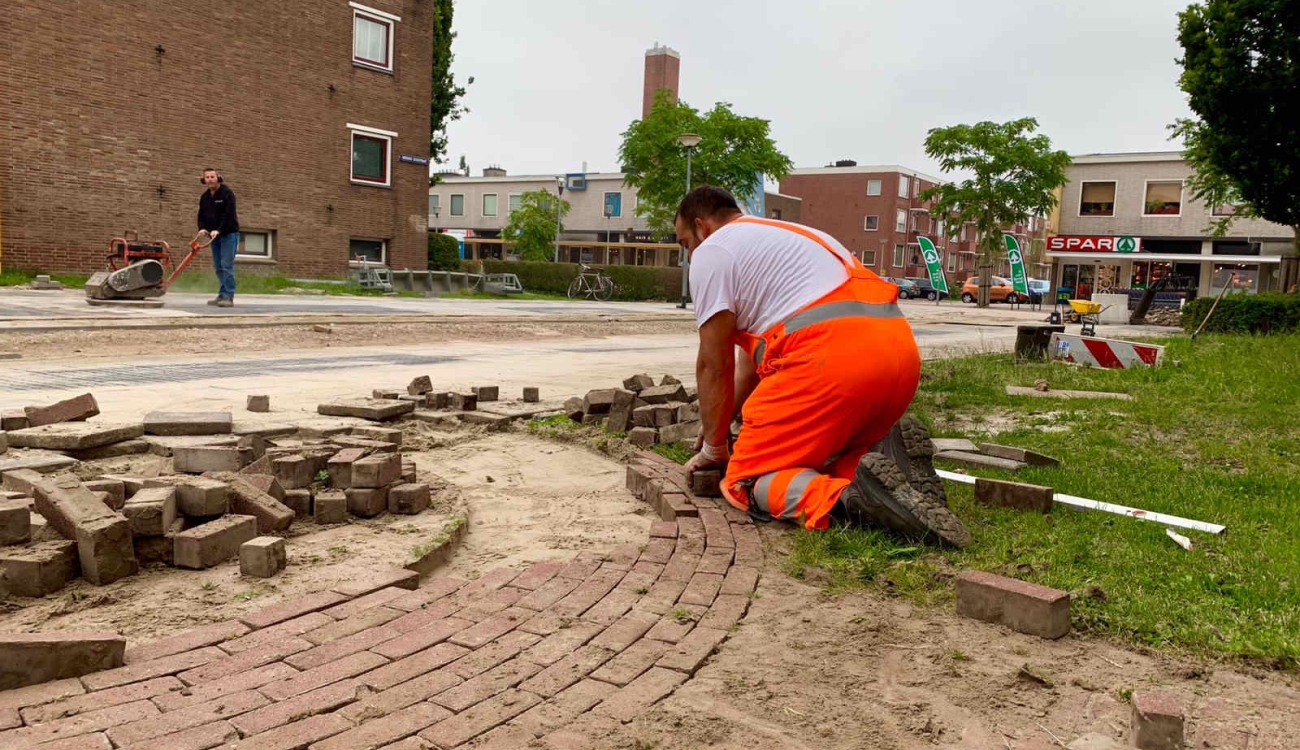 Straten met de hand bij rioolsanering Kostverloren Groningen