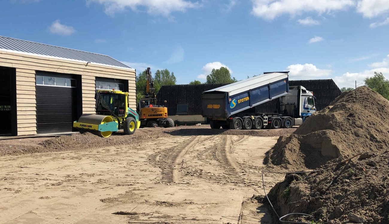 Uitvlakken zand en splitbed terreininrichting Kitsweg Lelystad