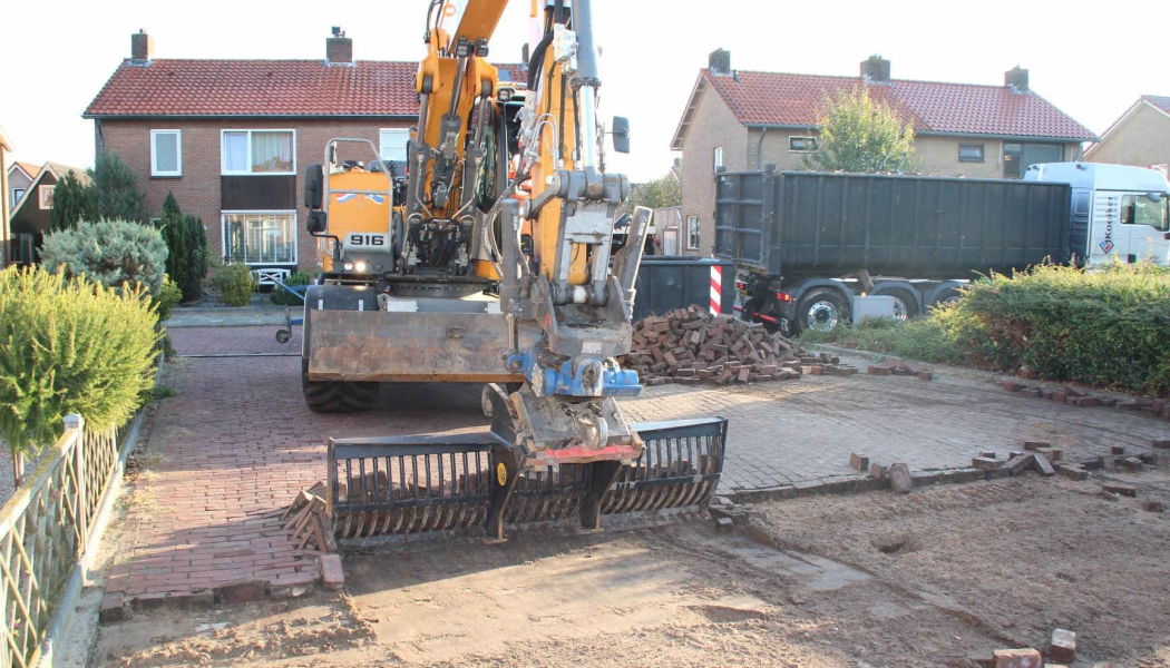 Verwijderen oude bestrating voor herinrichting en herbestrating Staphorst NO