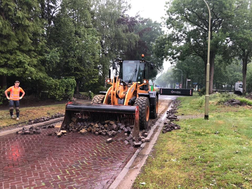 Verwijderen straatstenen voor groot onderhoud Holtstraat Gemeente Emmen