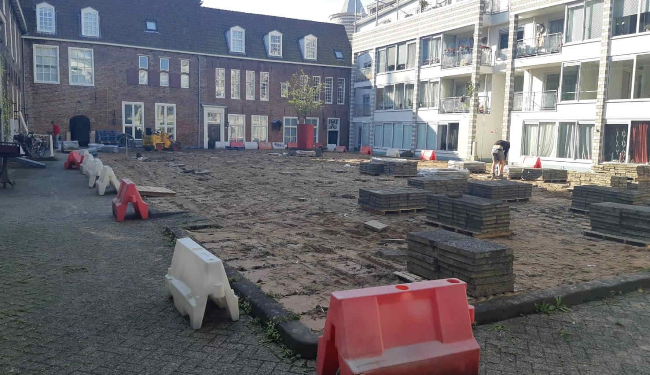 Voorbereiding herstelwerkzaamheden parkeerdek onder plein Rode Weeshuisstraat Groningen