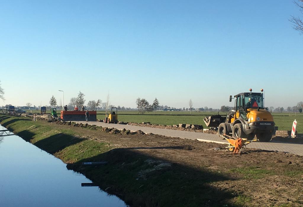 Woonrijp maken met machinaal straten Rouveen West 4