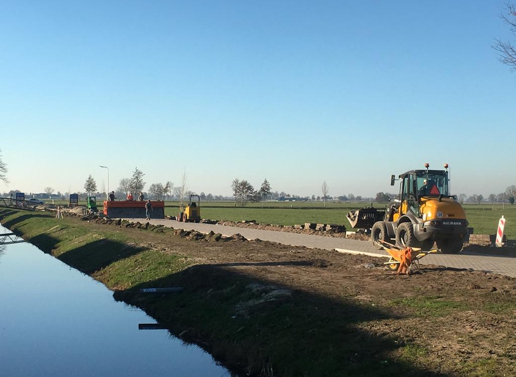 Woonrijp maken met machinaal straten Rouveen West 4