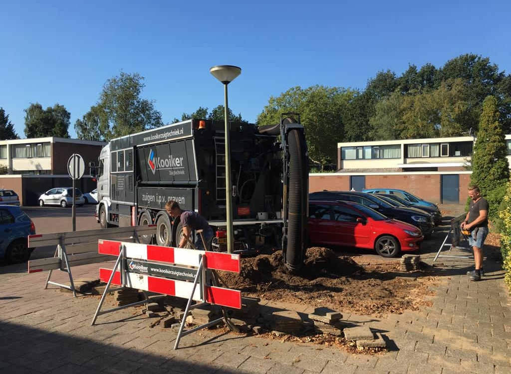 Wortels en kabels vrijzuigen onderhoudswerkzaamheden Gemeente Emmen