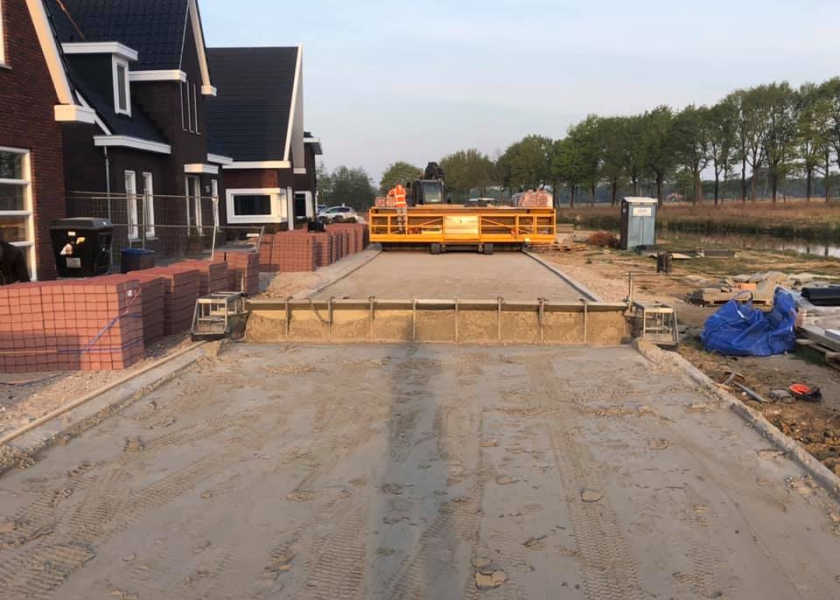 Machinaal straten met Roadprinter en afreibalk de Cirkel Hardenberg