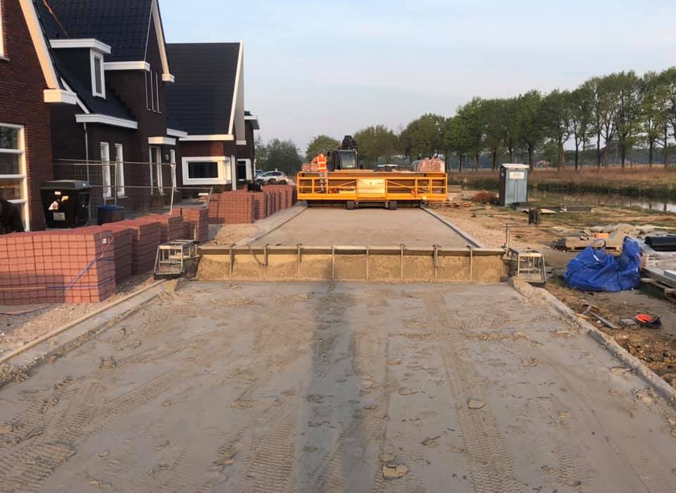 Machinaal straten met Roadprinter en afreibalk de Cirkel Hardenberg