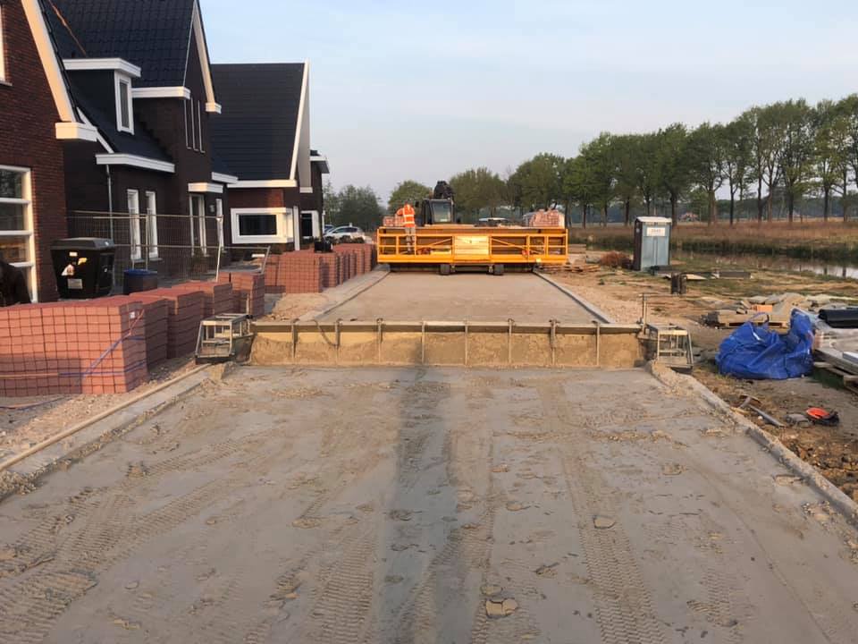 Machinaal straten met Roadprinter en afreibalk de Cirkel Hardenberg